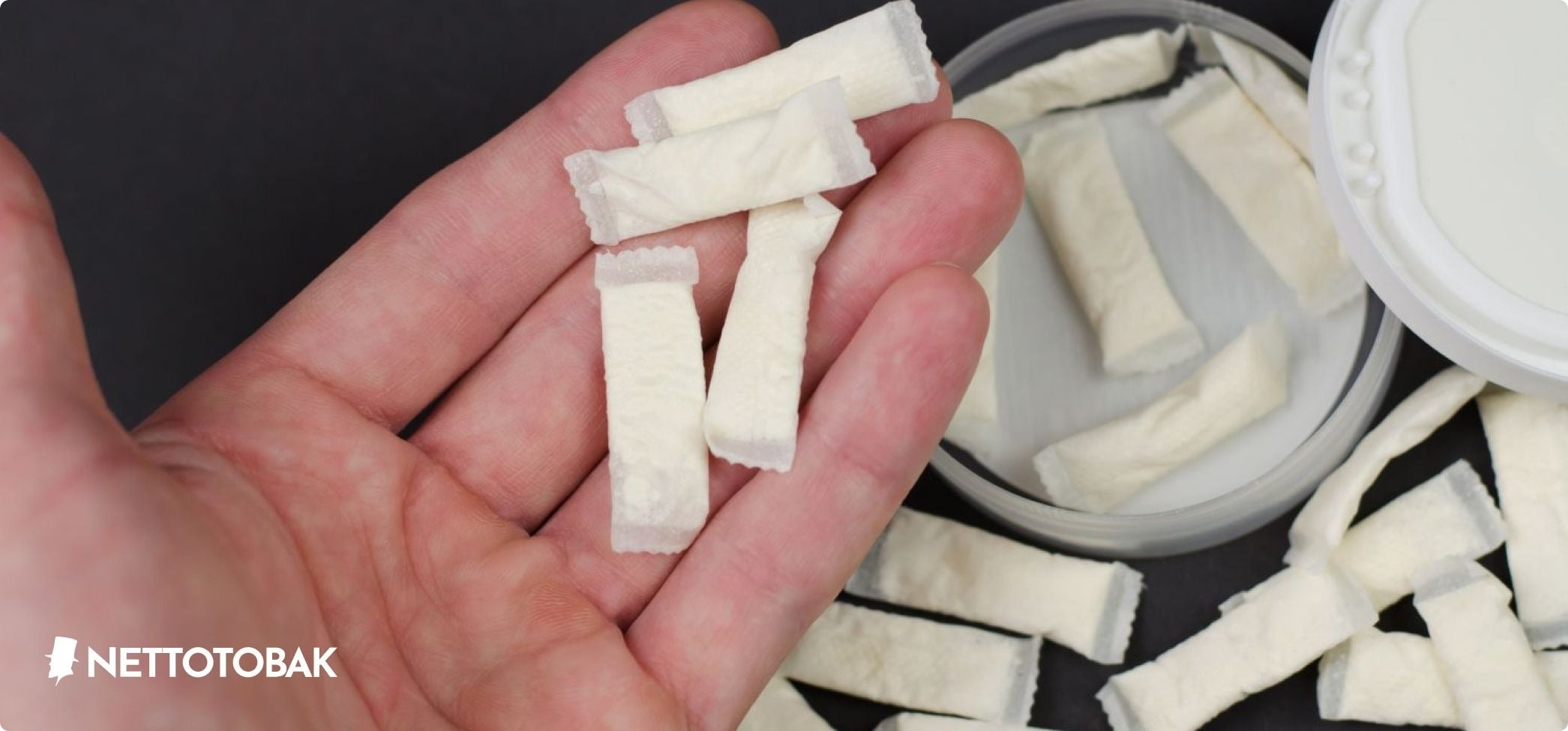 Snusprillor som ligger i en hand