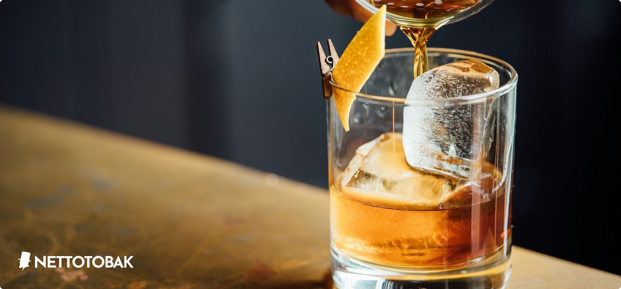 Glas med whiskey som krydda i snus