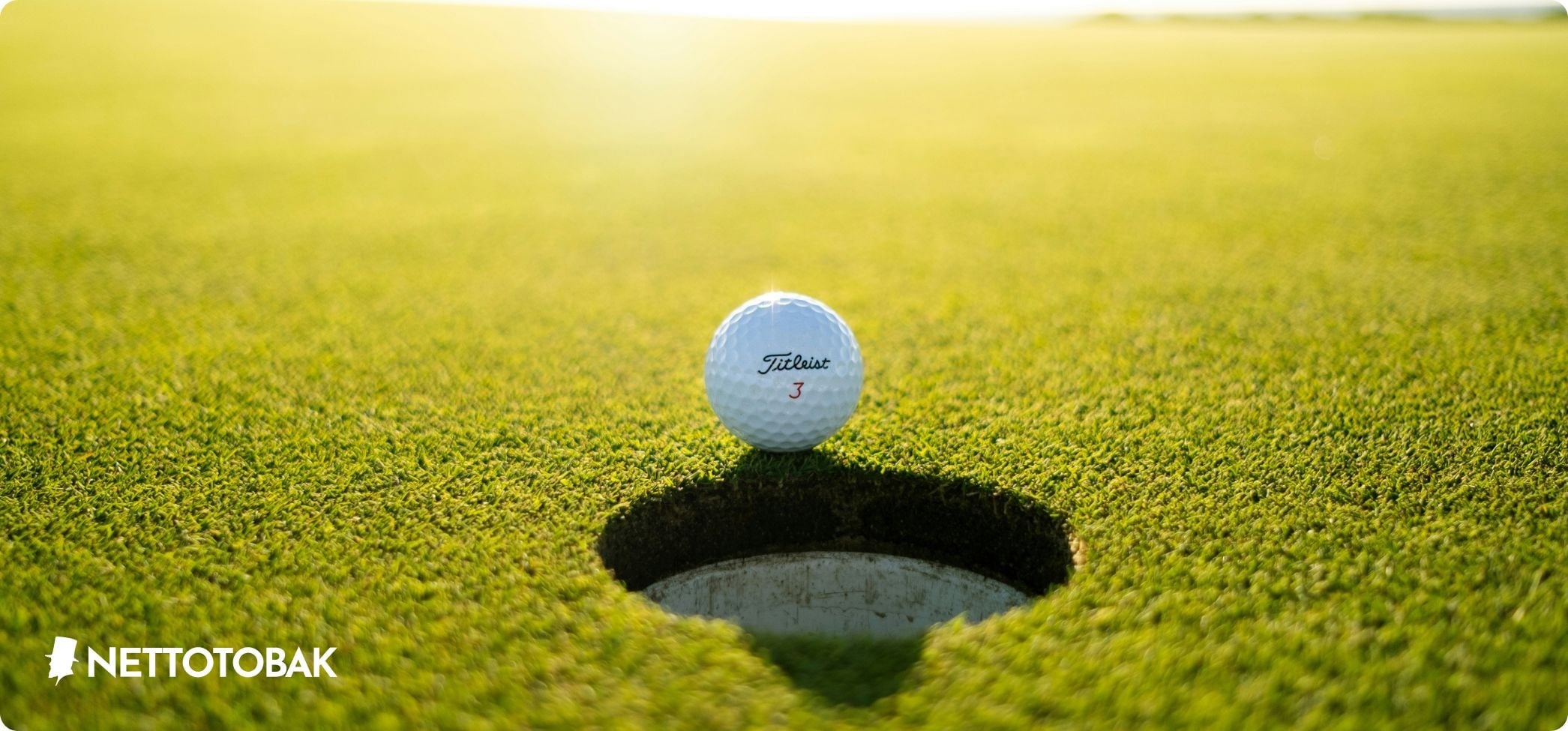 en golfboll som ligger nära hålet på green