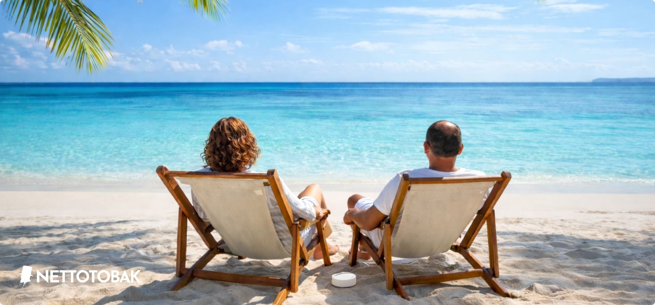 Ett par på en strand med en snusdosa brevid - resa med snus 