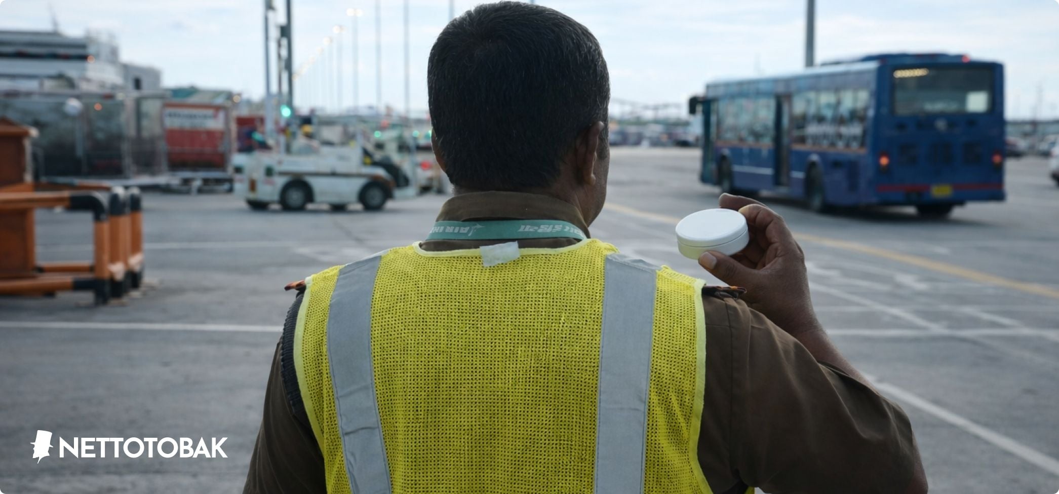 Tulltjänsteman håller i en snusdosa
