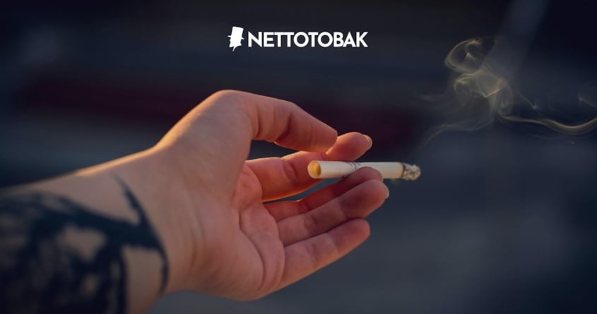 Hand som håller i en cigarett