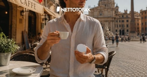 Man som håller i en espresso och en snusdosa - snus i Italien