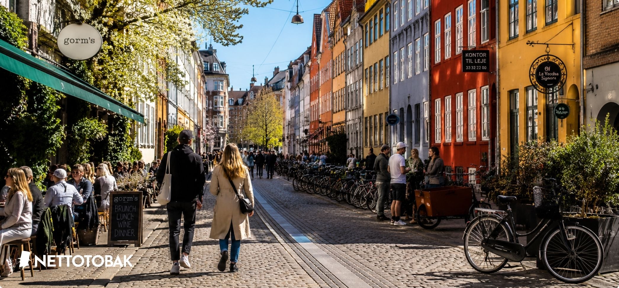 Två personer går på en Gata i Köpenhamn