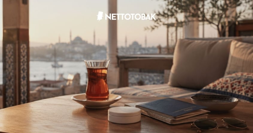 Turkiskt kaffe och en snusdosa på ett café i Turkiet - Resa med snus till Turkiet