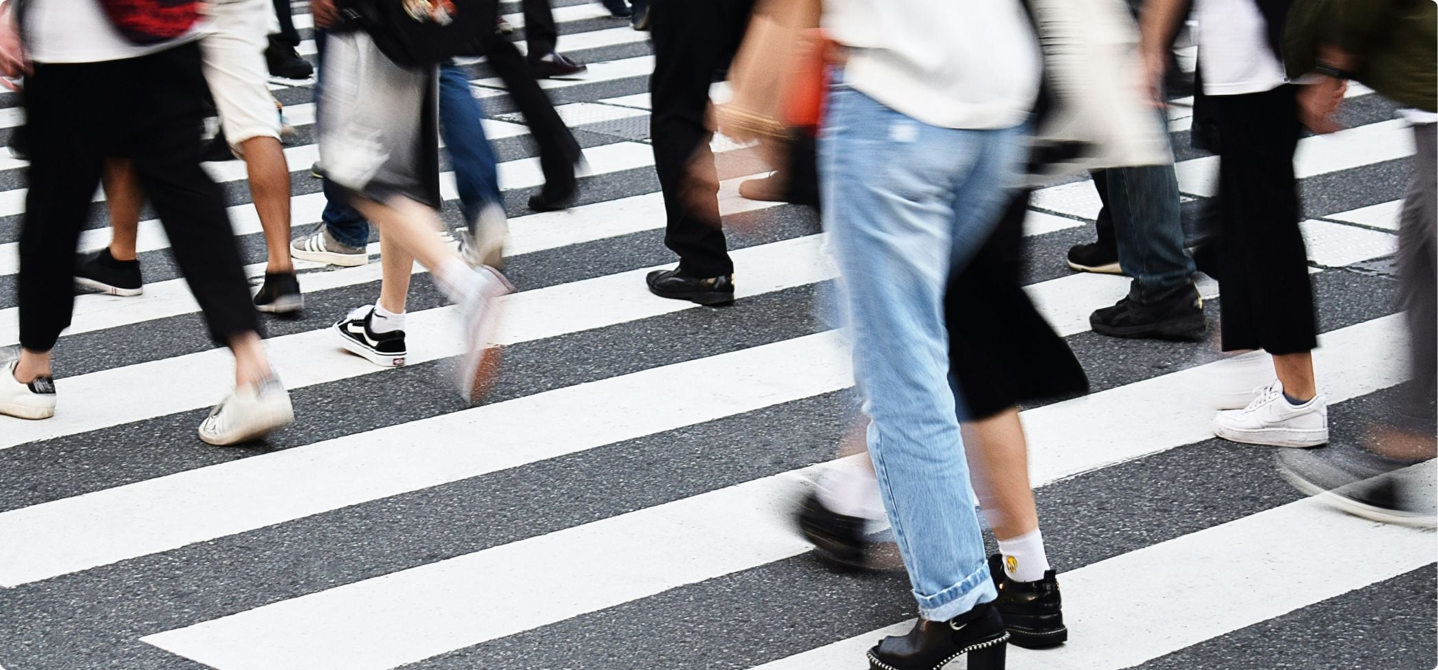 Övergångsställe där folk passerar