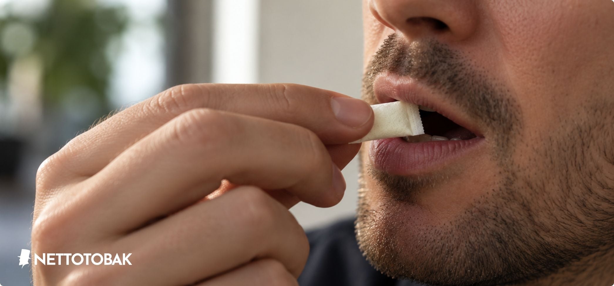 En man som stoppar in snus i munnen